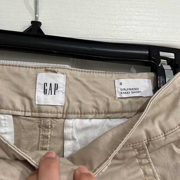 Gap size 0 khaki shorts - Picture 2 of 4